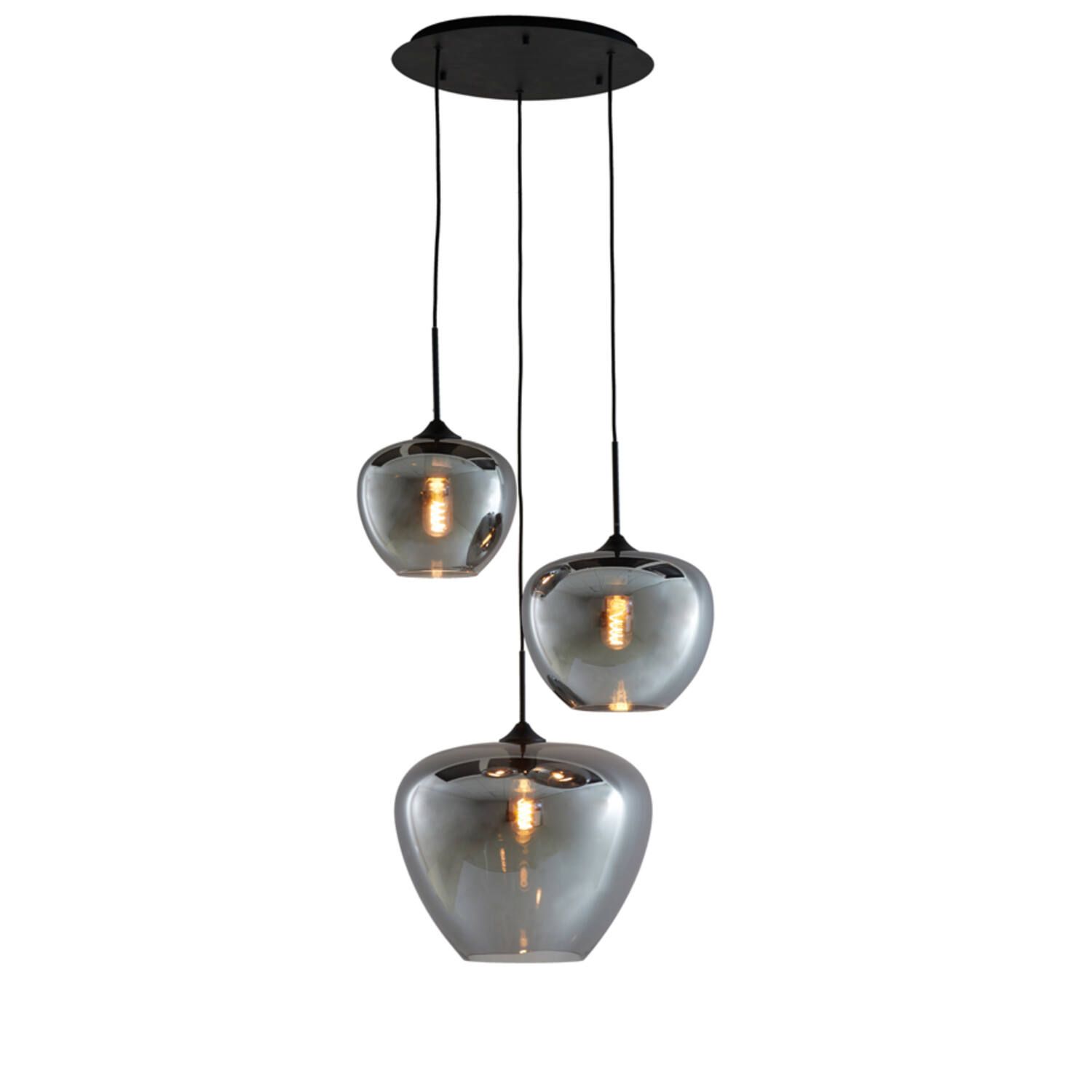 Hanglamp met drie lichtpunten en kappen van rookglas, hangend aan een zwarte plafondplaat.