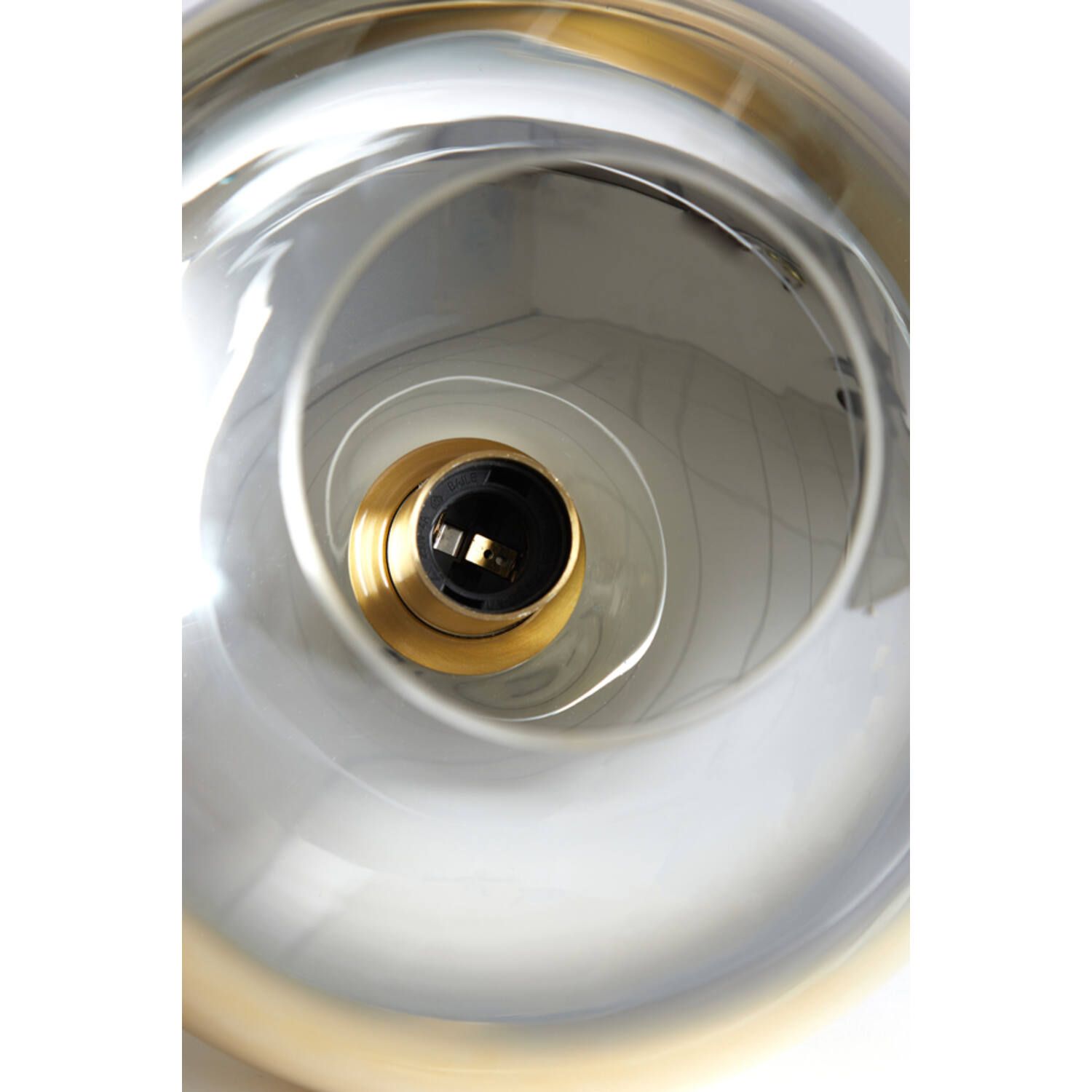 Goudkleurige hanglamp met drie lichtpunten en glazen kappen, hangend aan een ronde plafondbeugel.