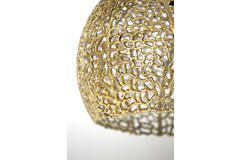 Gouden, geweven bolvormige hanglamp, hangend aan een ketting.