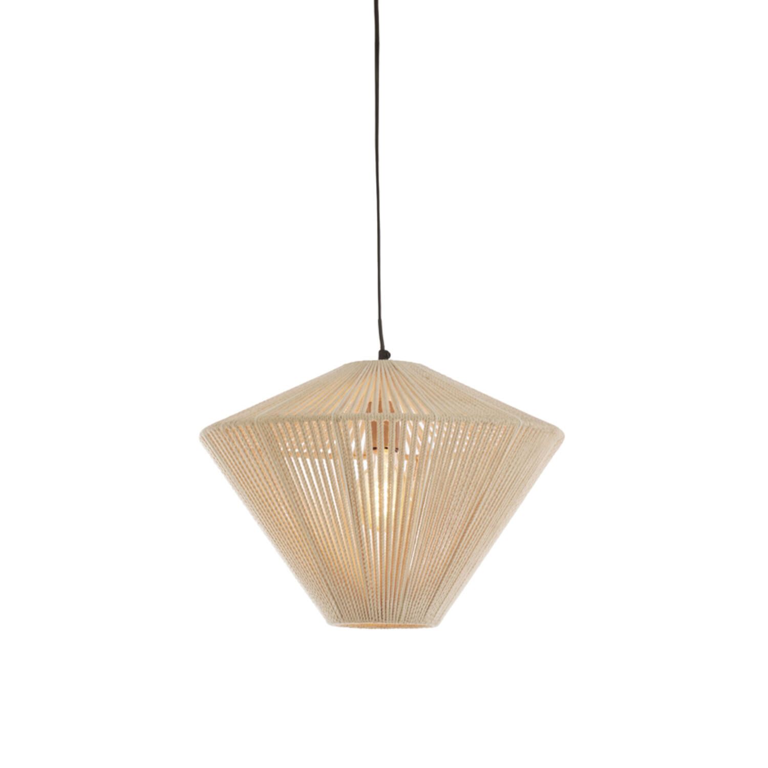 Eetkamer met houten tafel, gevlochten lampen, stoelen en decoratie.