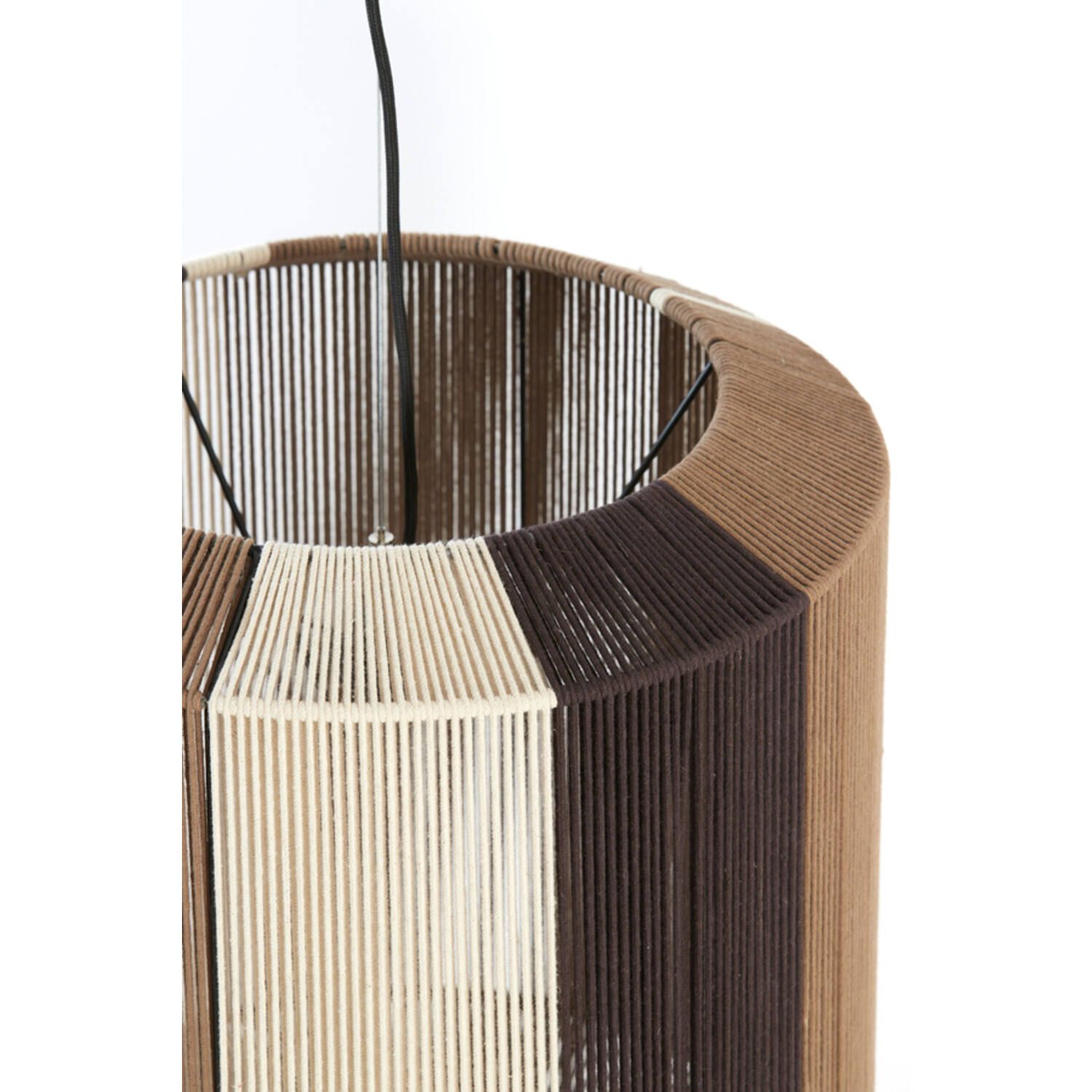 Drie hanglampen boven een eettafel. Bruine, beige en witte gestreepte kappen, met links een wandlamp en een vaas met planten.