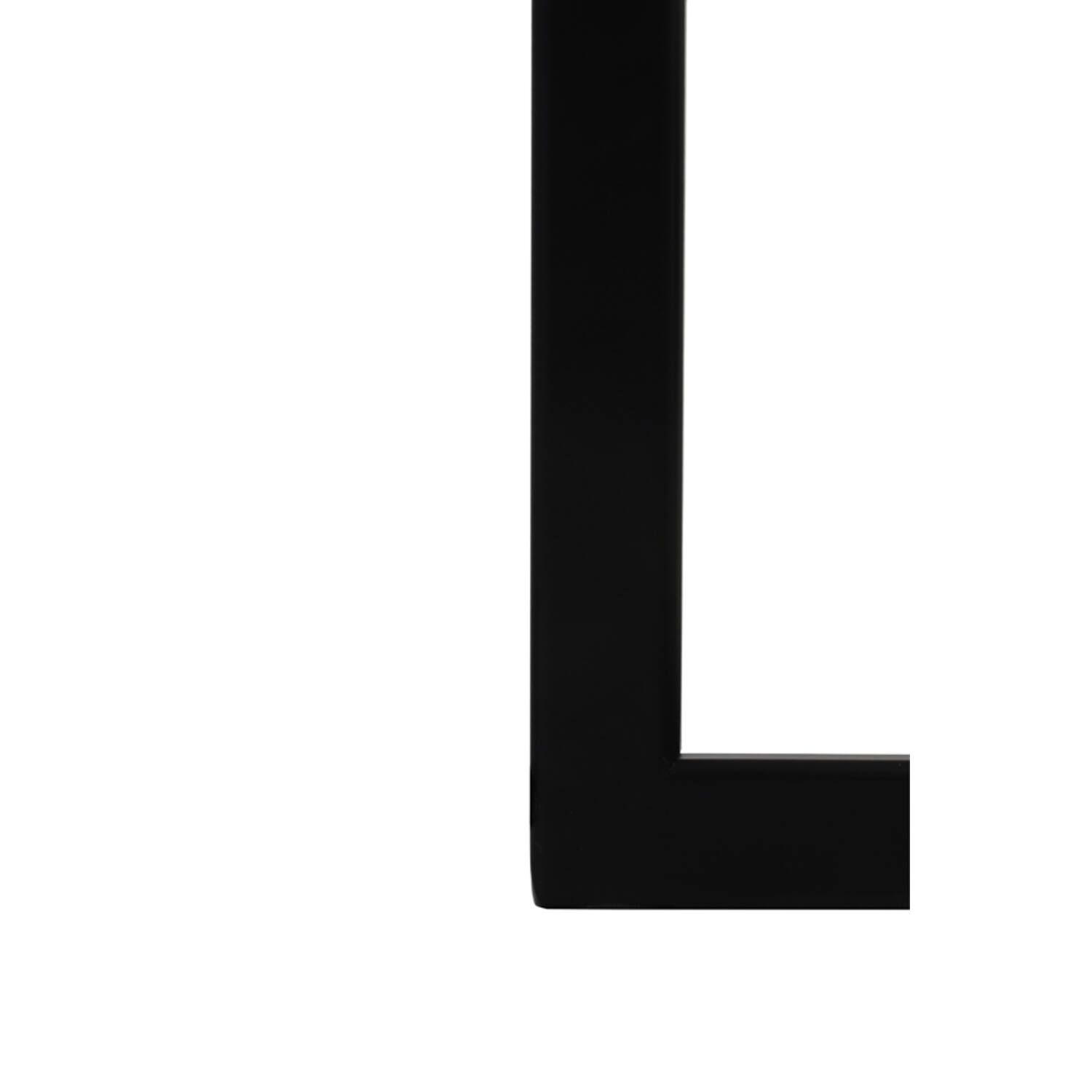 Zwarte staande lamp met een lampenkap met patroon, naast een zwarte tafel met een vaas en een glas.