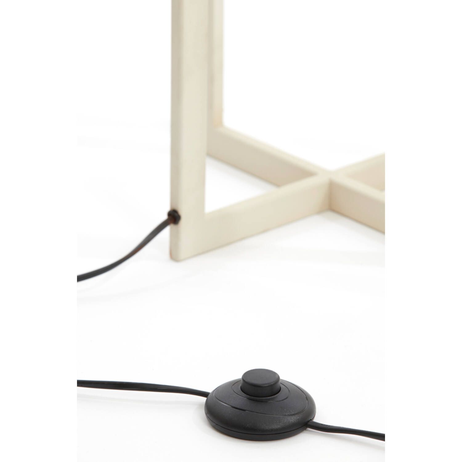 Hoge, crèmekleurige metalen vloerlamp met een rechthoekig frame en een zichtbare lampfitting aan de bovenkant.