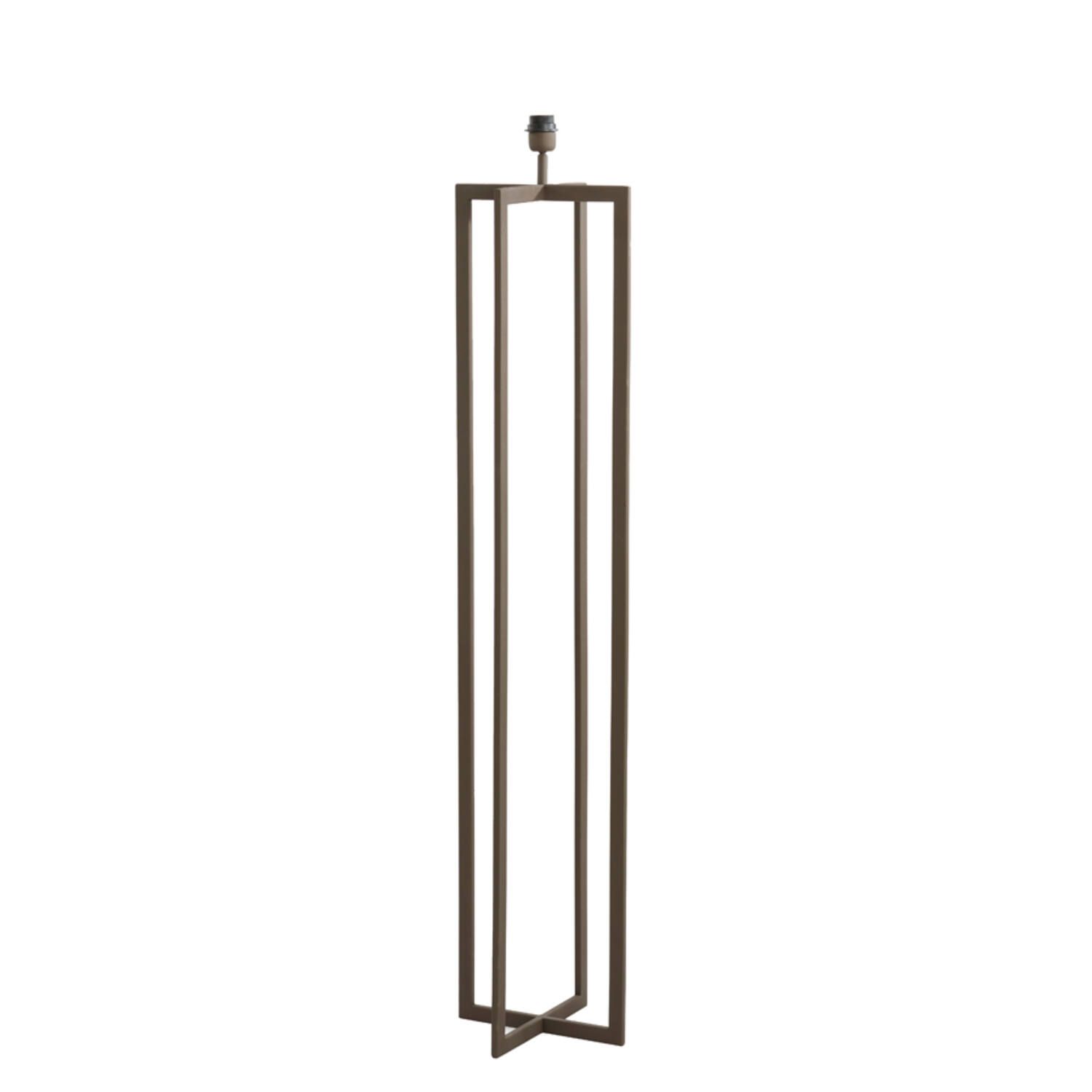 Hoge, bronzen vloerlamp met een vierkant frame en een zichtbare lampfitting.
