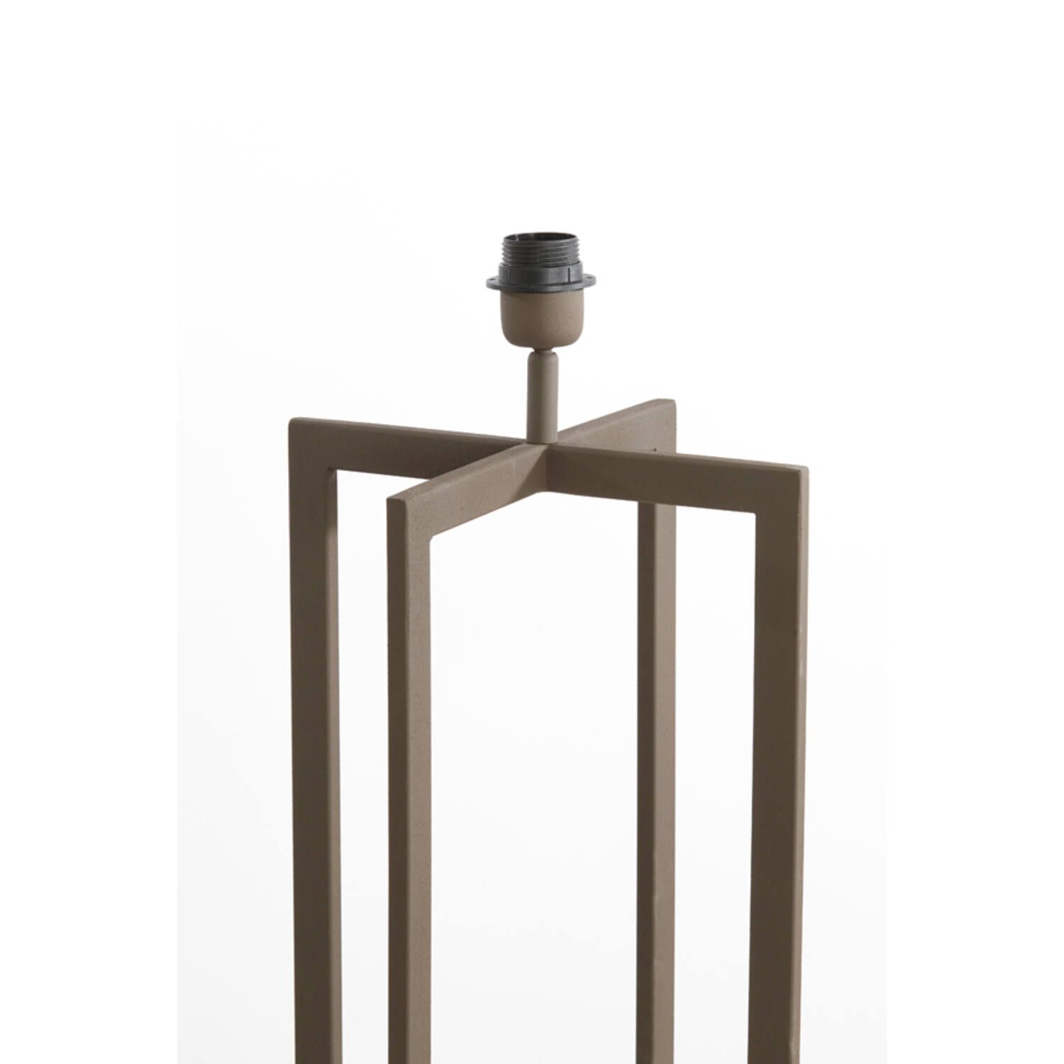 Hoge, bronzen vloerlamp met een vierkant frame en een zichtbare lampfitting.