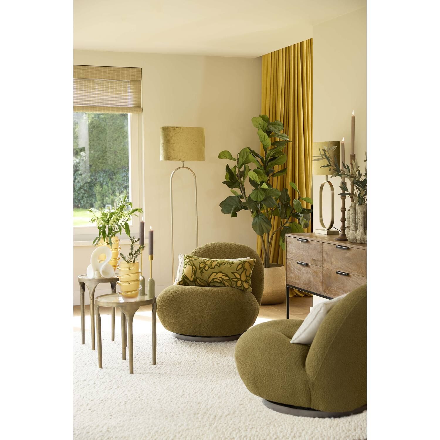 Gezellige woonkamer met olijfgroene stoelen, een vioolbladvijg en gele accenten.