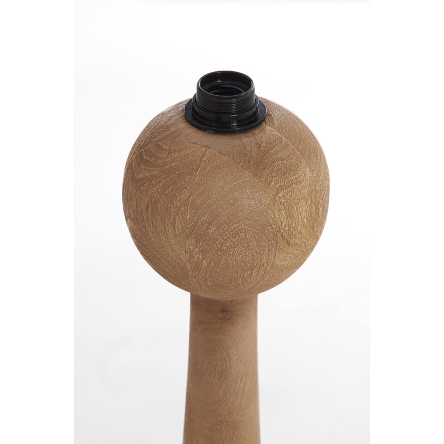 Hoge, houten zoutstrooier met bolvormige bovenkant en zwarte dop, op een witte achtergrond.