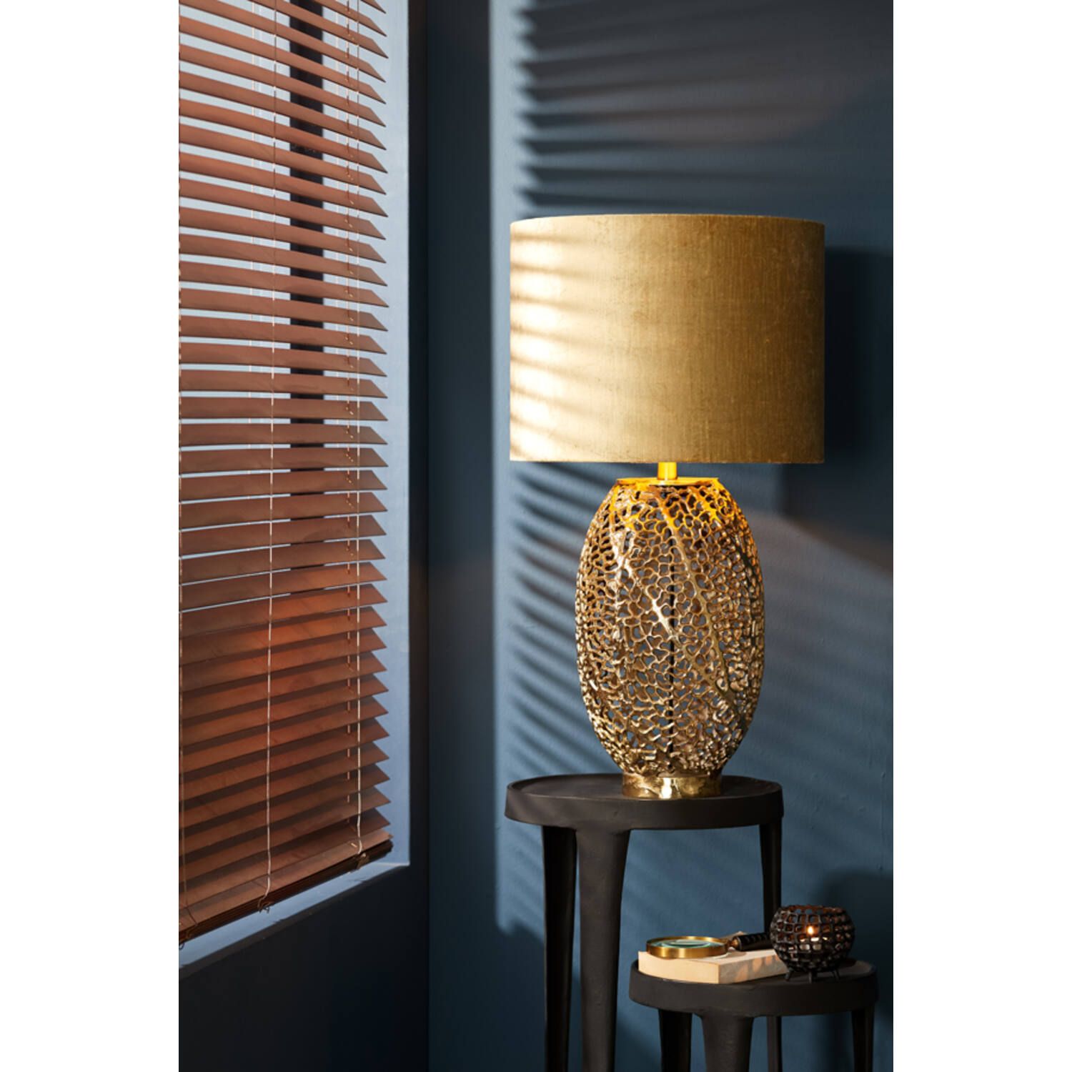 Goudkleurige metalen lampvoet met opengewerkt organisch patroon en E27 fitting van Light & Living.