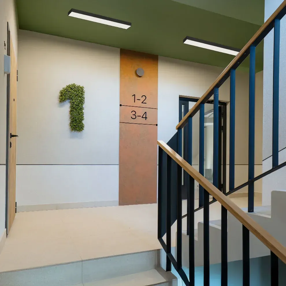 Plafondlamp Larisa – strakke lineaire designlamp in zwart
