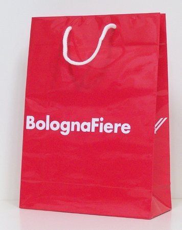busta rossa in carta con logo BolognaFiere