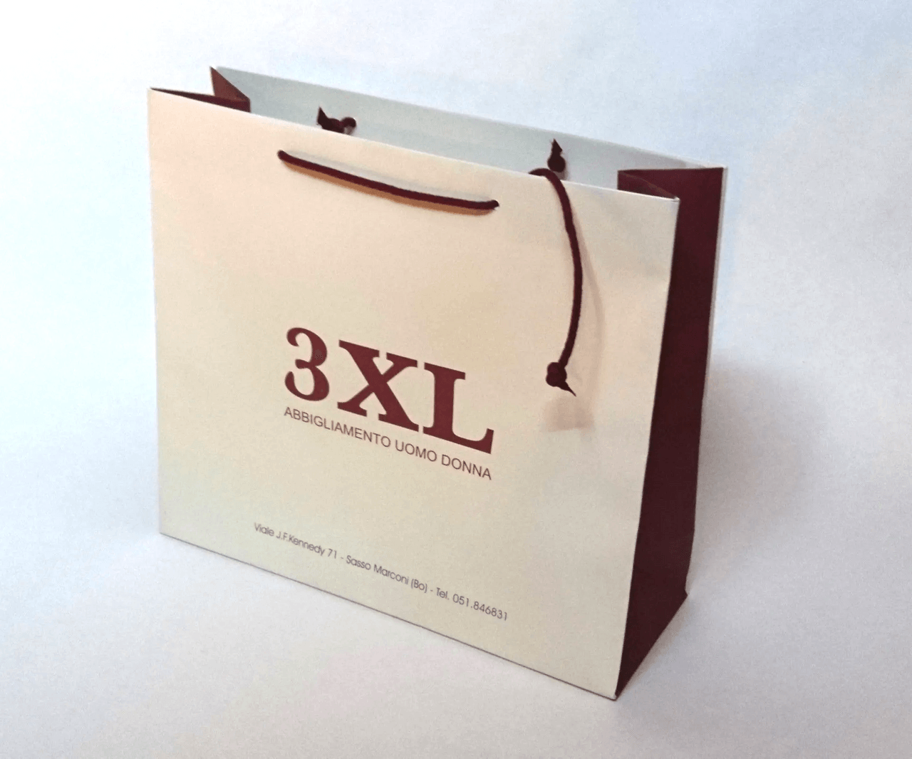 busta con cordoncino rosso e logo 3XL