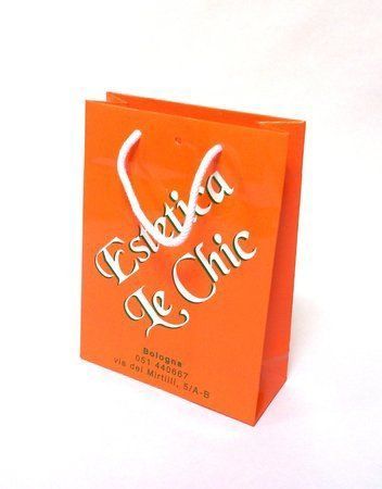 busta arancione con logo Estetica Le Chic