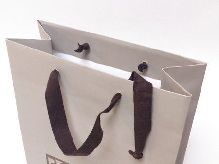 busta beige con cordoncini larghi