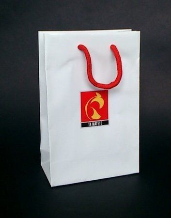 busta in carta bianca con dettagli rossi