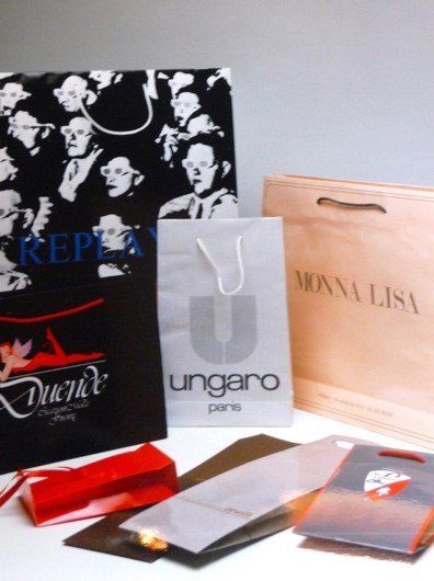 buste di diverse dimensioni con loghi