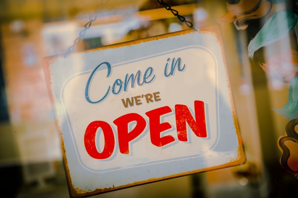 cartello che segnala attività aperta