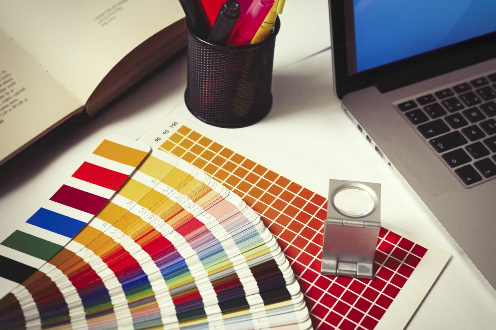 cinque buste di vari colori