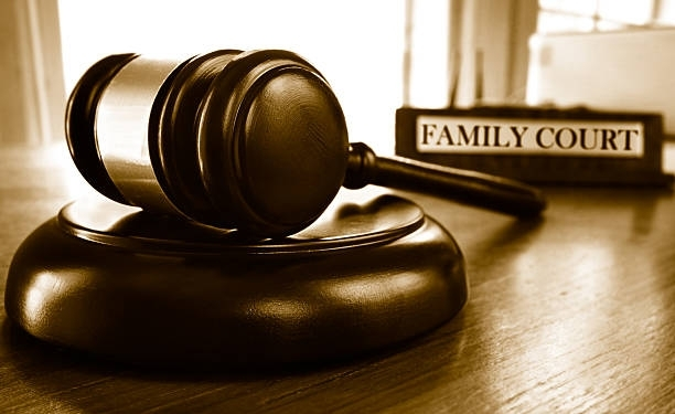 Judge's legal gavel and “Family Court” nameplate, symbolizing a child support lawyer’s work.