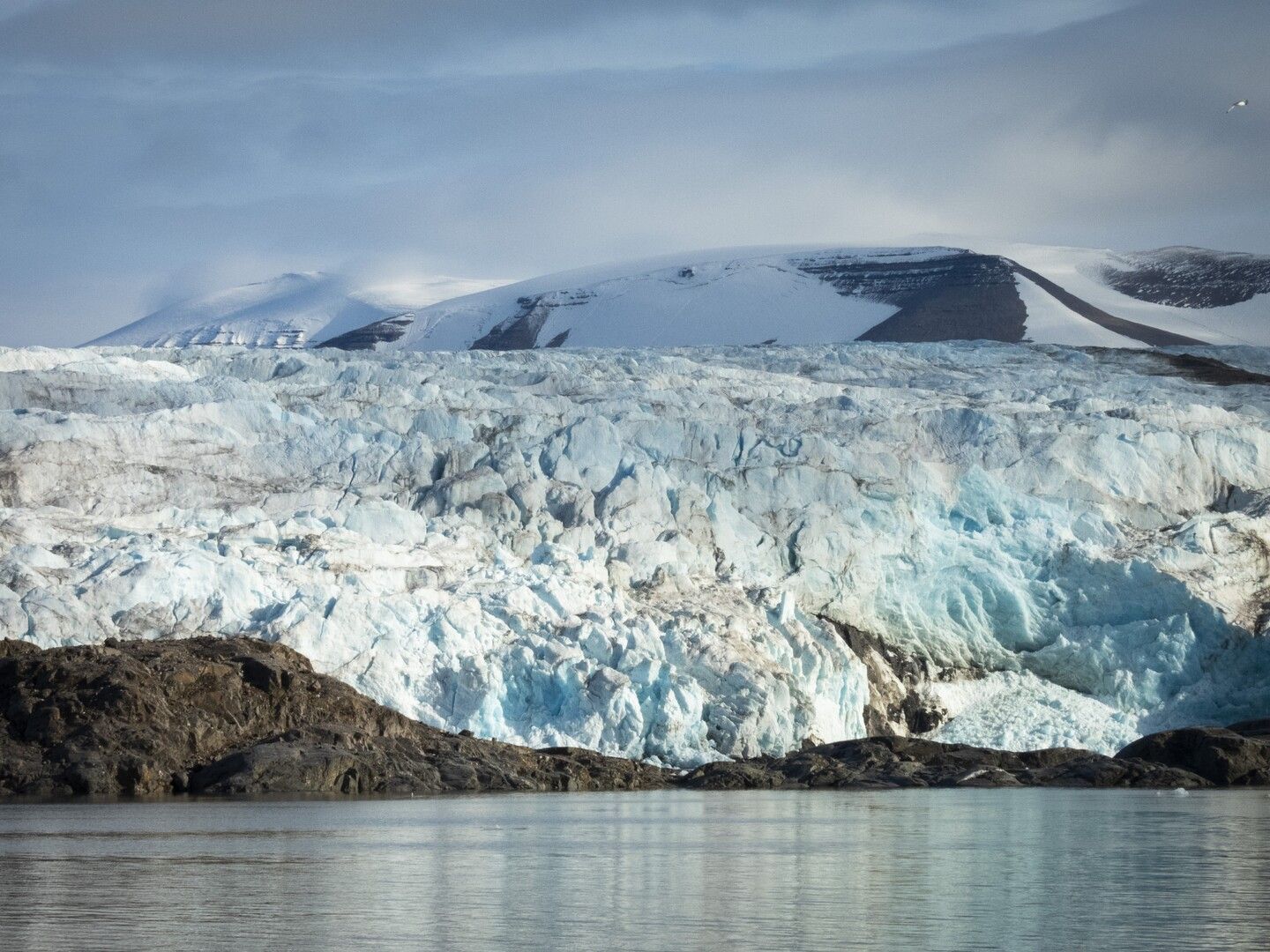 Een Hurtigruten cruise schip in een fjord in Noorwegen