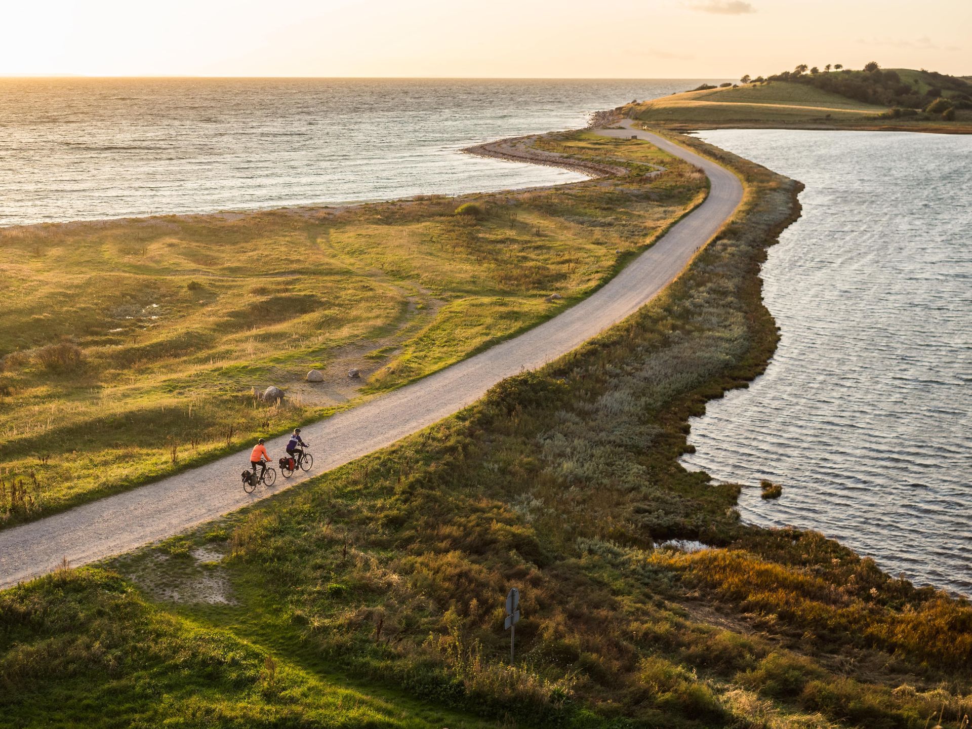 mensen aan het vissen en in een kano tijden hun zomervakantie in Zweden