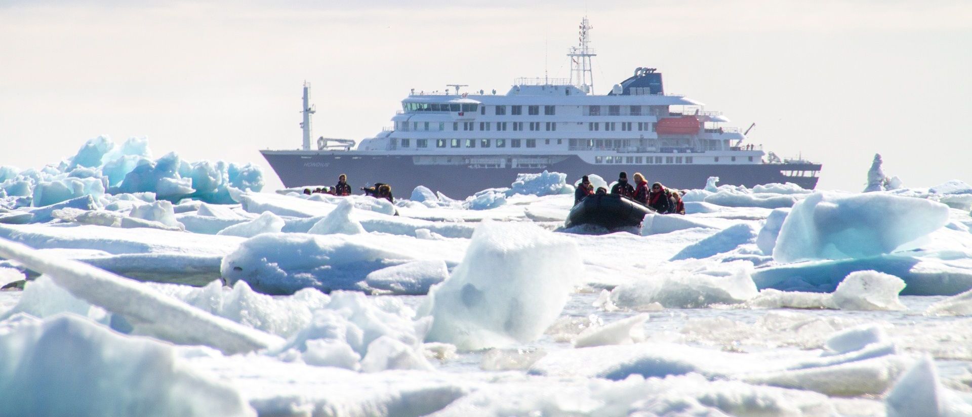 De MS Hondius tijdens een expeditie cruise rond Spitsbergen