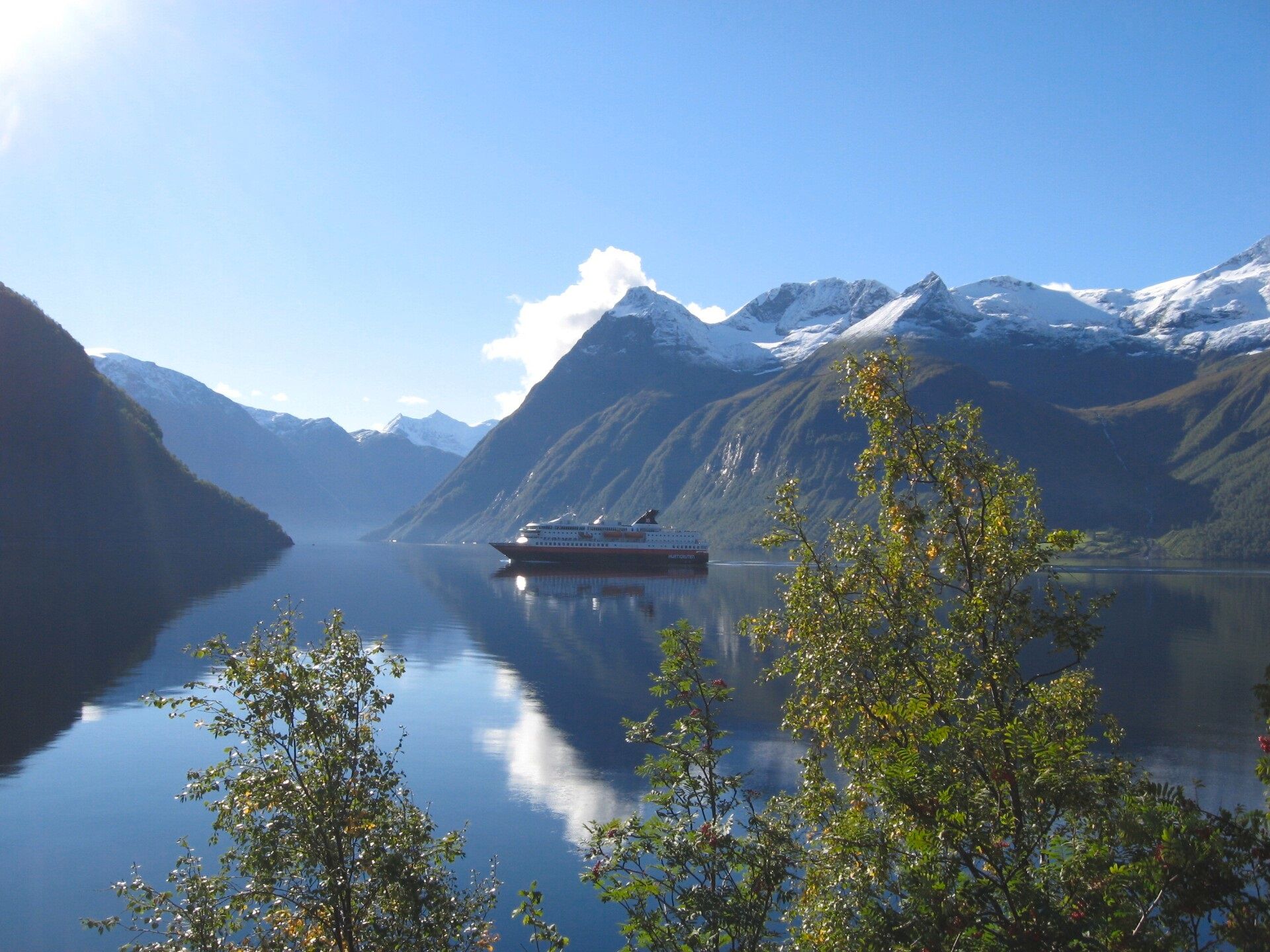 Een Hurtigruten cruise schip in een fjord in Noorwegen