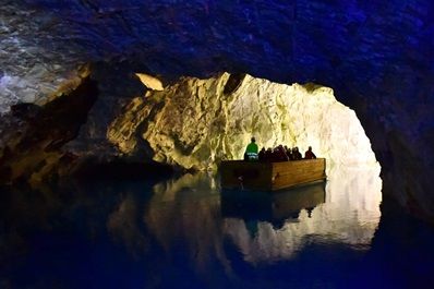 Toeristen in een bootje in de marmergrot Bergtatt