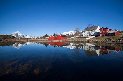 Uitzicht op een vissersdorpje op de Lofoten, Noorwegen