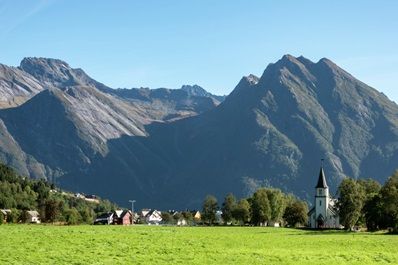 Bergen in Noorwegen met klein dorpje op de voorgrond