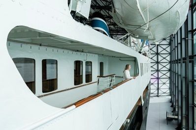 Een vrouw in een schip van het Hurtigruten museum