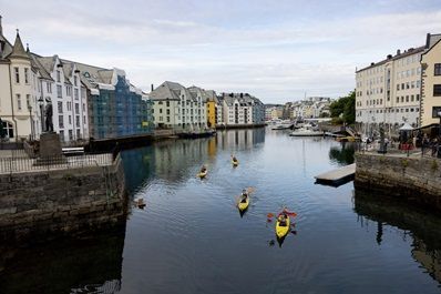 Kajakken in Alesund, Noorwegen