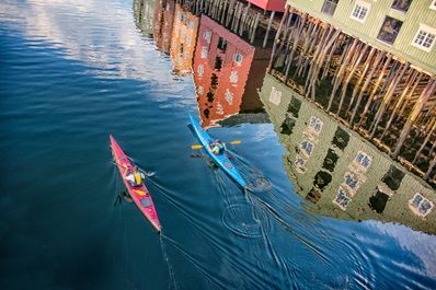 2 kajakkers in Trondheim, Noorwegen