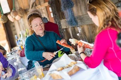 twee vrouwen bereiden een koningskrab in Noorwegen