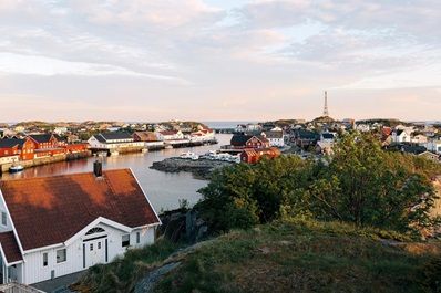 blik op een vissersdorpje op de Lofoten, Noorwegen