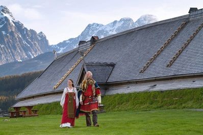 twee Vikingen buiten bij het museum in Noorwegen