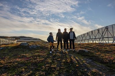 wandelaars in de bergen rond Hammerfest, Noorwegen