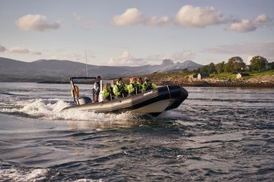 een ribboot met passagiers in Noorwegen