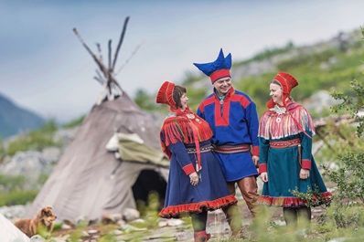 3 Sámi-mensen voor hun tent in Noorwegen