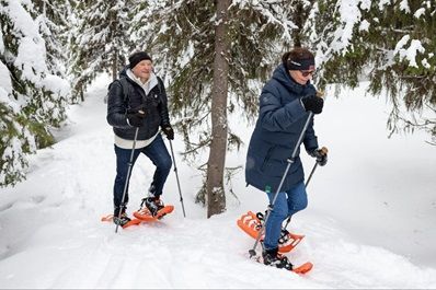 2 wandelaars op sneeuwschoenen in Noorwegen