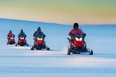 4 personen op de sneeuwscooter in Noorwegen