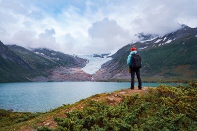 wandelaar kijkt naar de Svartisen gletsjer in Noorwegen