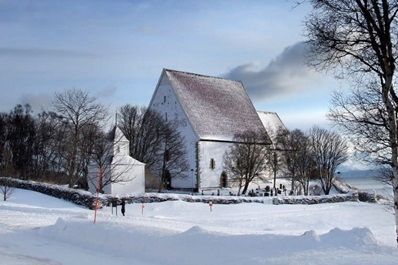 Een kerkje in de sneeuw op de Vesterålen archipel in Noorwegen