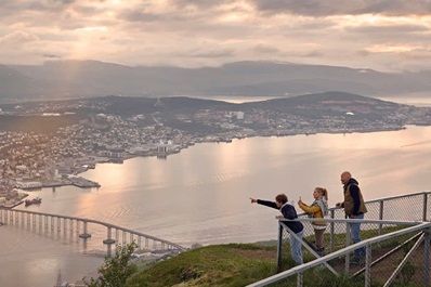 3 wandelaars genieten van het uitzicht op Tromso, Noorwegen