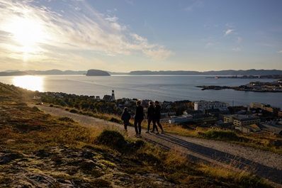 wandelaars aan zee in Hammerfest, Noorwegen