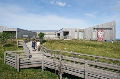 twee wandelaars op het eiland Vega, Noorwegen