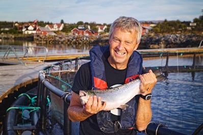 Een man met een zojuist gevangen zalm in Noorwegen