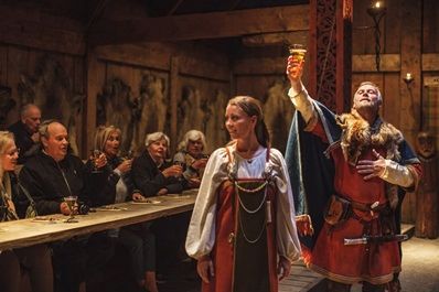 Vikingen aan een feestmaal in Noorwegen