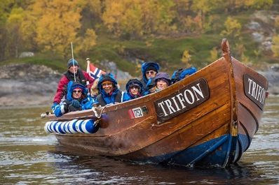 een traditionele rivierboot met passagiers in Noorwegen