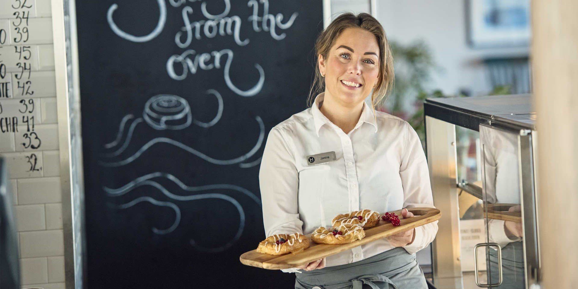 Bakkerin met verse broodjes