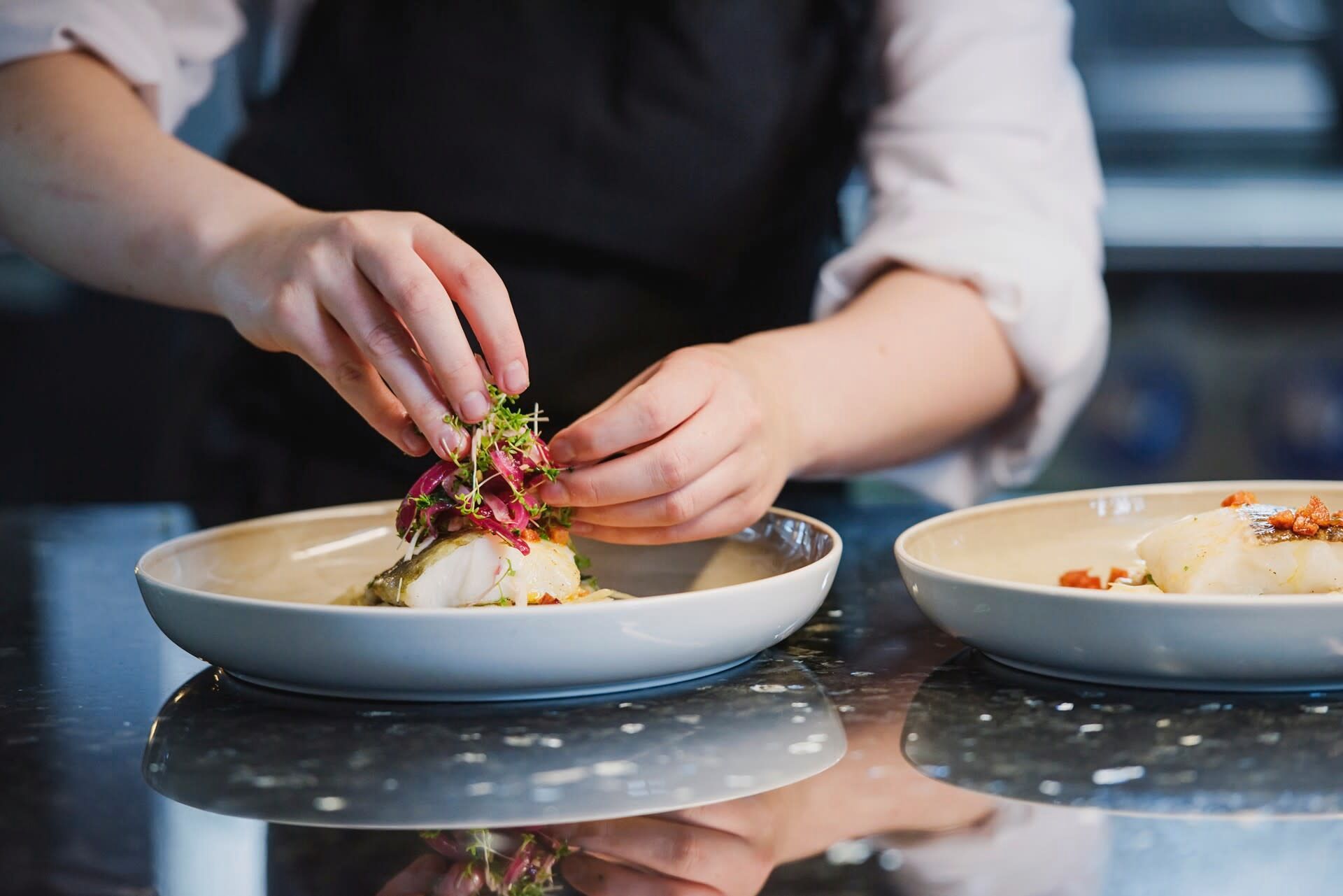 Chef die een maaltijd voorbereid